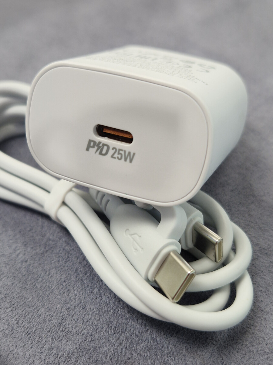 Кликните для увеличения изображения Сетевая зарядка Borofone BA82A Platinum Type-C порт 25W White + кабель Type-C PD, изображение 2